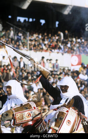 Scene della cerimonia di apertura della 13° Coppa Africana delle Nazioni, che si sono svolte in Libia. Cavaliere libico con fucili durante la cerimonia. Foto Stock