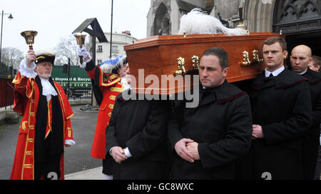 I gridatori della città formano una guardia d'onore da risuonare alla messa funeraria del collega Peter Moore, nella cattedrale di St George, Southwark. Foto Stock