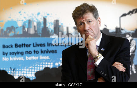 Il Segretario alla Giustizia Kenny MacAskill lancia una nuova fase di iniziativa sui coltelli durante una visita all'ufficio di apprendimento e sviluppo della comunità del Consiglio d'Inverclyde a Inverclyde. Foto Stock