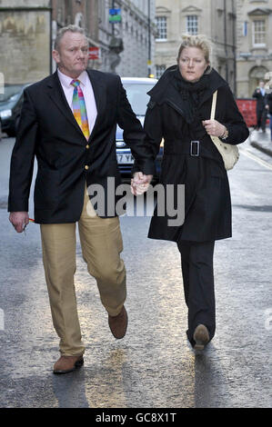 Rachel Baker e suo marito Leigh lasciano Bristol Crown Court, Bristol, dove ha ammesso diversi reati contro la droga. Foto Stock