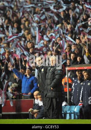 Calcio - Carling Cup - Semifinale - seconda tappa - Aston Villa / Blackburn Rovers - Villa Park. Martin o'Neill (a sinistra) e il suo assistente John Robertson sulla linea di contatto Foto Stock