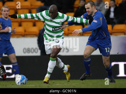 Marc Antoine Fortune di Celtic e Dave MacKay di St Johnstone (a destra) combattono per la palla durante la partita della Clydesdale Bank Scottish Premier League al McDiarmid Park, Perth, Scozia. Foto Stock