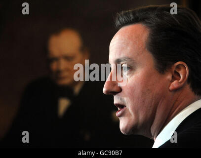 Il leader conservatore David Cameron si occupa di domande alla sua conferenza stampa di gennaio al St Stephen's Club di Westminster, Londra. Foto Stock