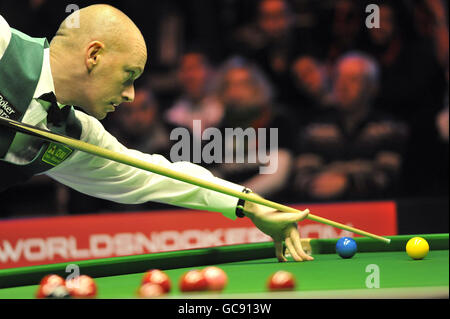 Snooker - The PokerStars.com Masters 2010 - Day One - Wembley Arena. Peter Ebdon in azione durante i Masters alla Wembley Arena, Londra. Foto Stock