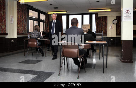 Gli studenti della Sneyd Community School di Bloxwich, West Midlands, si siedono al loro esame di matematica nonostante la scuola sia chiusa ad altri allievi a causa del tempo. Foto Stock