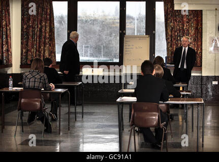 Gli studenti della Sneyd Community School di Bloxwich, West Midlands, si siedono al loro esame di matematica nonostante la scuola sia chiusa ad altri allievi a causa del tempo. Foto Stock