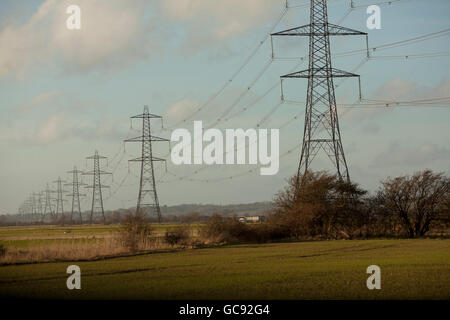 Tralicci di elettricità nella campagna inglese in East Sussex Foto Stock