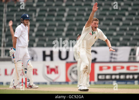 Morne Morkel del Sud Africa si appella con successo per il wicket dell'Inghilterra Alastair Cook durante il quarto test al Wanderers Stadium, Johannesburg. Foto Stock