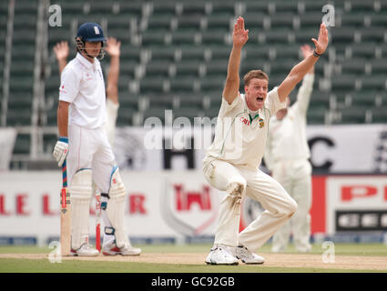 Morne Morkel del Sud Africa si appella con successo per il wicket dell'Inghilterra Alastair Cook durante il quarto test al Wanderers Stadium, Johannesburg. Foto Stock