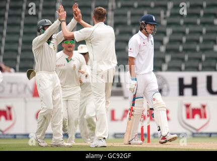 Morne Morkel del Sud Africa si appella con successo per il wicket dell'Inghilterra Alastair Cook durante il quarto test al Wanderers Stadium, Johannesburg. Foto Stock