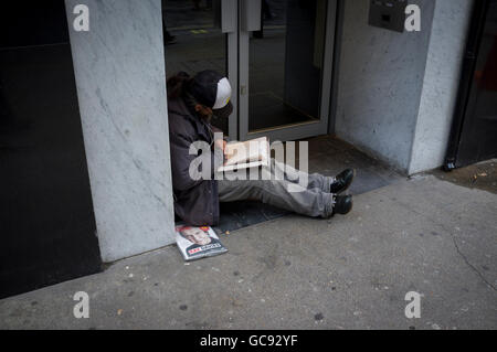 Un grande problema venditore sat leggendo un libro in un portale Foto Stock