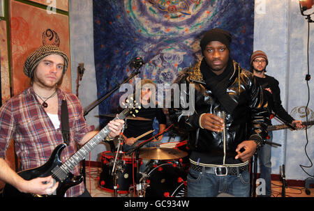 (Da sinistra a destra) Dan Haigh, Charlie Simpson, Lethal Bizzle e al Westaway in Strongroom Studios, a est di Londra, mentre Fightstar e Lethal Bizzle registrano un brano esclusivo per Jagermeister. Foto Stock