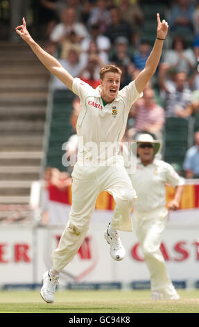 Morne Morkel del Sud Africa si appella con successo al cazzo della Stuart Broad in Inghilterra durante il quarto Test al Wanderers Stadium di Johannesburg, Sudafrica. Foto Stock