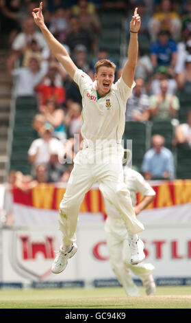 Morne Morkel del Sud Africa si appella con successo al cazzo della Stuart Broad in Inghilterra durante il quarto Test al Wanderers Stadium di Johannesburg, Sudafrica. Foto Stock