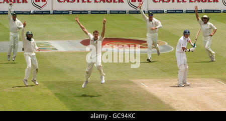 Morne Morkel del Sud Africa si appella con successo al cazzo della Stuart Broad in Inghilterra durante il quarto Test al Wanderers Stadium di Johannesburg, Sudafrica. Foto Stock