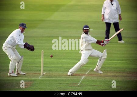 IL DIN ASIF DI WARWICKSHIRE TAGLIA IL BOWLING PER ALTRE 4 CORSE DURANTE LA FINALE DEL TROFEO NATWEST AL CAMPO DA CRICKET DI LORD'S. WARWICKSHIRE HA VINTO LA PARTITA. Foto Stock