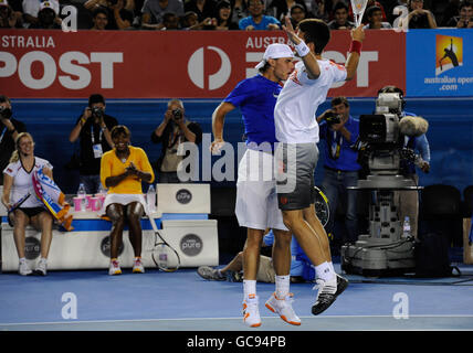 Tennis - Australian Open 2010 - Practice Day - Melbourne Park. Rafael Nadal e Novak Djokovic bump chests durante l'evento di raccolta fondi per sostenere Haiti dopo il terremoto Foto Stock