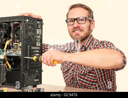 Il tecnico di riparazione computer assembla. Tonica immagine. Foto Stock