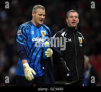 Il portiere di Burnley Brian Jensen (a sinistra) con il portiere Craig Mewson dopo il gioco Foto Stock