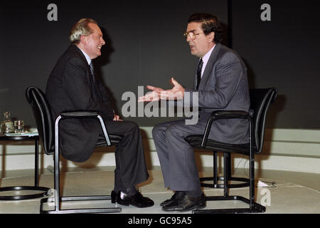 IL LEADER DELL'SDLP JOHN HUME (A DESTRA) DURANTE UN'INTERVISTA A BRIAN WALDEN ALLA LWT. Foto Stock