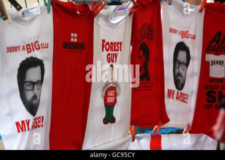 Merce in vendita al di fuori della City Ground prima del calcio spento Foto Stock