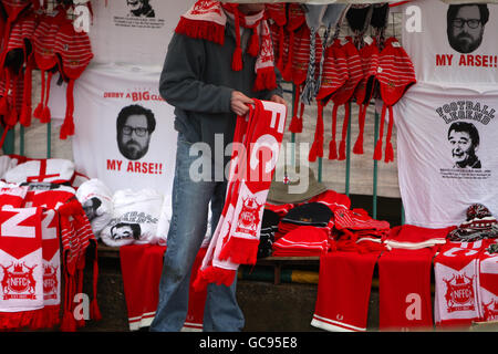 Calcio - Coca-Cola Football League Championship - Nottingham Forest / Reading - City Ground. Merce in vendita al di fuori del City Ground prima del calcio d'inizio Foto Stock