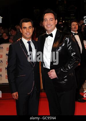 Craig Revel Horwood (a destra) e il suo fidanzato Grant MacPherson arrivano per i National Television Awards 2010, all'Arena 02 di Londra. Foto Stock