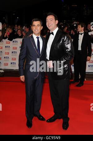 Craig Revel Horwood (a destra) e il suo fidanzato Grant MacPherson arrivano per i National Television Awards 2010, all'Arena 02 di Londra. Foto Stock