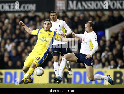 Robert Snodgrass di Leeds United (a sinistra) e Alan Hutton di Tottenham Hotspurs (destra) battaglia per la palla Foto Stock