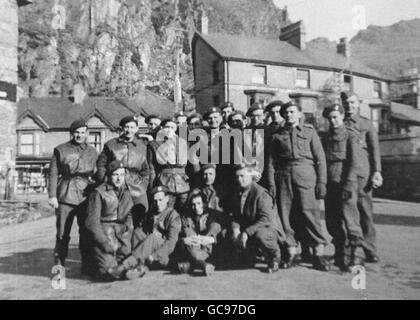 Charles Leslie Trevor (fronte sinistro, inginocchiato), con i membri del gruppo di commando specialista X Troop, che ha aiutato a prendere il ponte Pegasus in Normandia 50 anni fa. Foto Stock