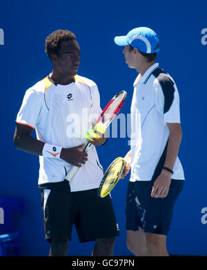 Oliver Golding in azione durante il suo doppio match con Cedrick Commin durante l'Australian Open al Melbourne Park Foto Stock