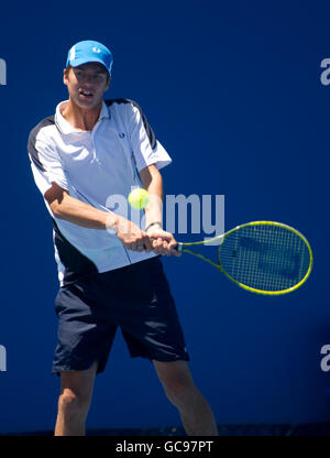 Oliver Golding in azione durante il suo doppio match con Cedrick Commin durante l'Australian Open al Melbourne Park Foto Stock