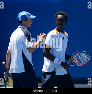 Oliver Golding in azione durante il suo doppio match con Cedrick Commin durante l'Australian Open al Melbourne Park Foto Stock