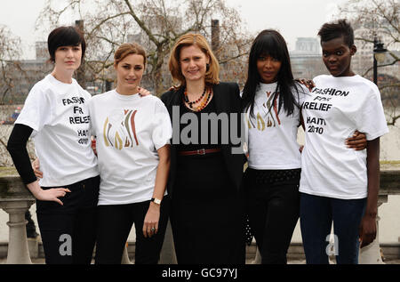 (Da sinistra) Erin o'Connor, Yasmin le Bon, la moglie del primo ministro Sarah Brown, Naomi Campbell e Sheila Atim al lancio della campagna di Naomi per la Moda per il Soccorso per aiutare a raccogliere fondi per le madri e i bambini che sono stati colpiti dal terremoto ad Haiti. Foto Stock