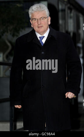 L'ex segretario alla Difesa Des Browne lascia dopo aver dato prova dell'inchiesta sull'Iraq presso il Centro conferenze QEII di Londra. Foto Stock