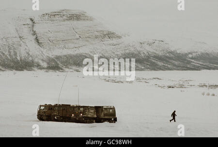 Royal Marines dal 45 Commando durante un allenamento invernale di dieci settimane in condizioni di freddo estremo all'interno del Circolo polare Artico a Innset, Norvegia. Foto Stock