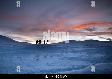 Royal Marines dal 45 Commando durante un allenamento invernale di dieci settimane in condizioni di freddo estremo all'interno del Circolo polare Artico a Innset, Norvegia. Foto Stock