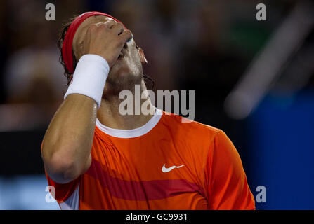 Il spagnolo Rafael Nadal reagisce nella sua partita contro Andy Murray della Gran Bretagna durante l'Australian Open al Melbourne Park a Melbourne Park, Melbourne. Foto Stock