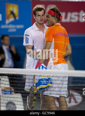 La spagnola Rafael Nadal (a destra) scuote le mani con Andy Murray della Gran Bretagna mentre concede la partita a causa di un infortunio durante l'Australian Open al Melbourne Park a Melbourne Park, Melbourne. Foto Stock