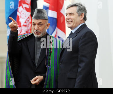 Il primo Ministro Gordon Brown e il Presidente afgano Hamid Karzai arrivano alla Conferenza Afghanistan di Londra a Lancaster House. Foto Stock