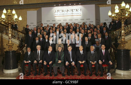 (Prima fila da sinistra a destra) il ministro degli Esteri afghano Zalmay Rasoul, rappresentante speciale del segretario generale delle Nazioni Unite per l'Afghanistan Kai EIDE, l'Aga Khan, il presidente afghano Hamid Karzai, il primo ministro britannico Gordon Brown, il segretario generale delle Nazioni Unite Ban Ki-moon, l'ex ministro degli Affari esteri afghano Rangin Dadfar Spanta, E il Ministro degli Esteri britannico David Miliband, posa per una fotografia di gruppo con altri delegati, tra cui il Segretario di Stato americano Hillary Clinton, alle spalle di Karzai, a Londra. Foto Stock