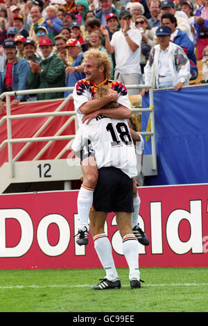 Calcio - Coppa del mondo FIFA USA 1994 - Round of 16 - Germania / Belgio - Soldier Field, Chicago. Rudi Voller festeggia con il portiere Jurgen Klinsmann (18) dopo il traguardo di apertura Foto Stock