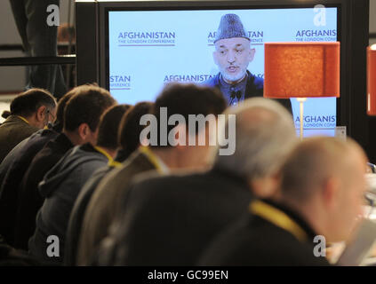 Giornalisti alla Conferenza di Londra sull'Afghanistan ascoltate il Presidente afgano Hamid Karzai discorso ai leader e ai ministri degli Esteri alla Conferenza di Londra sull'Afghanistan a Lancaster House. Foto Stock