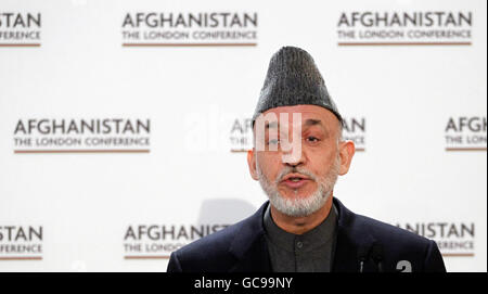 Il presidente afgano Hamid Karzai ha pronunciato un discorso durante la sessione di apertura della Conferenza dell'Afghanistan a Londra. Foto Stock