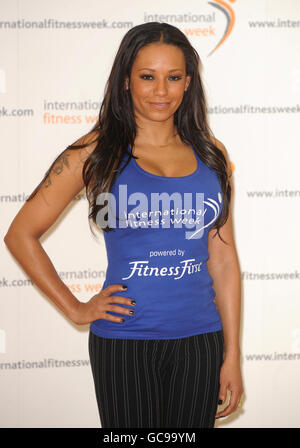 Spice Girl Melanie Brown, Mel B, lancia International Fitness Week al Fitness First su Tottenham Court Road nel centro di Londra. Foto Stock