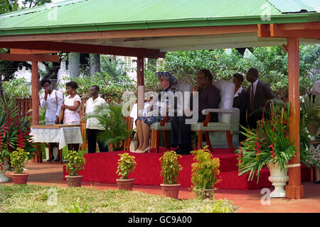 La regina Elisabetta II guarda un'esposizione durante la sua visita in Guyana. Foto Stock