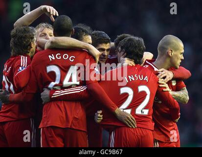 Emiliano Insua di Liverpool celebra il loro secondo obiettivo con i suoi compagni di squadra Dopo il suo colpo è deviato nella rete da Bolton Wanderers Kevin Davies Foto Stock