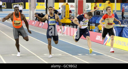 Craig Pickering (seconda a destra) della Gran Bretagna ottiene la vittoria nell'ultima gara davanti a Mark Jelks (seconda a sinistra) degli Stati Uniti durante l'Aviva International a Kelvin Hall, Glasgow. Foto Stock