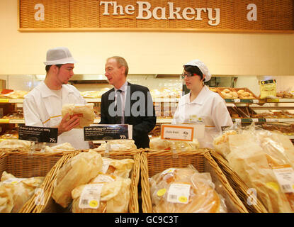 Morrisons apprendistato Jonathan Clark (a sinistra) e Chloe o`Neill con Pat McFadden, Ministro del Commercio, dell'innovazione e delle competenze presso un supermercato Morrisons a Chalk Farm, a nord-ovest di Londra, durante il lancio dell'apprendistato settimana 2010. Foto Stock