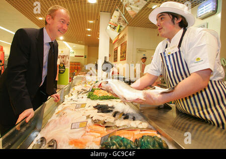 Pat McFadden, Ministro del Commercio, dell'innovazione e delle competenze (a sinistra) con l'apprendista Morrisons Tobias Morgan-Cavaha presso un supermercato Morrisons a Chalk Farm, a nord-ovest di Londra, durante il lancio dell'apprendistato alla settimana 2010. Foto Stock